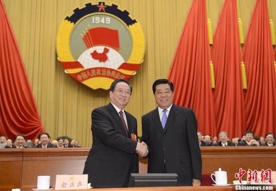 3月11日下午，全國政協(xié)十二屆一次會議在北京人民大會堂舉行第四次全體會議，俞正聲當選政協(xié)第十二屆全國委員會主席。圖為政協(xié)第十一屆全國委員會主席賈慶林和俞正聲握手，表示祝賀。中新社發(fā) 廖攀 攝