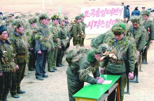 朝鮮中央通訊社13日公布的照片顯示，朝鮮工農(nóng)赤衛(wèi)隊員正在進(jìn)行“戰(zhàn)前訓(xùn)練”。