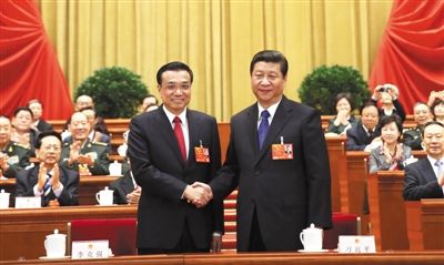 昨日，人大會(huì)議投票表決，決定李克強(qiáng)為國(guó)務(wù)院總理后，習(xí)近平和李克強(qiáng)親切握手。 新華社記者 蘭紅光 攝