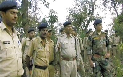 電視畫面顯示，大量警察在案發(fā)地搜查疑犯。