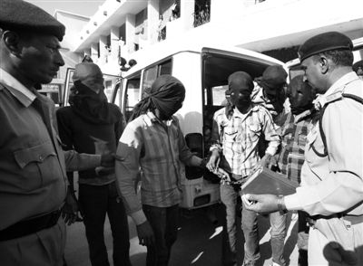 3月18日，印度中央邦，涉嫌輪奸瑞士女游客的男子被押往法庭。據(jù)悉，6名男子均面臨搶劫指控，其中4人面臨強(qiáng)奸指控。