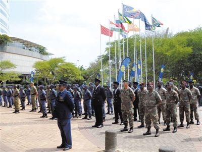 3月23日，南非警員參加德班峰會安保動員會。為確保峰會安全，南非政府從全國抽調(diào)3000名警察加強安保。 新華社發(fā)