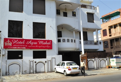 3月19日，印度北部阿格拉，一名英國(guó)女游客在旅館住店，有兩人企圖闖入她的房間，因害怕遭到強(qiáng)奸，她從旅