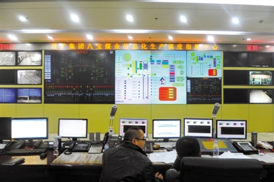 前日，八寶煤業(yè)公司，大家監(jiān)控井內狀況。新華社 張楠 攝