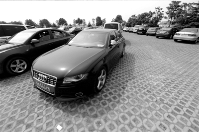 3月30日，掛有AZG(安徽政府公務(wù)的拼音縮寫）通行證的車輛停放在合肥市小蜀山公墓停車場(chǎng)內(nèi)。