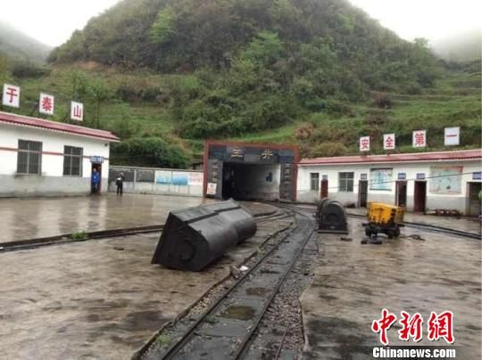 事故發(fā)生于5日晚22時(shí)許，事發(fā)時(shí)共有41人在井下作業(yè)，其中有32人安全升井，9人被困井下。