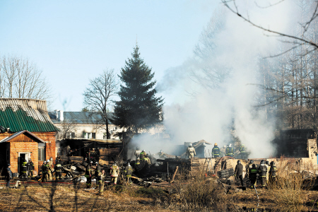 4月26日，俄羅斯救援人員在莫斯科州德米特羅夫區(qū)拉緬斯基村發(fā)生火災(zāi)的精神病院滅火。　　IC供圖