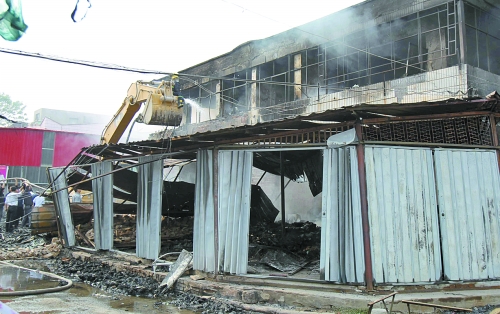 大火燒了近4個(gè)小時(shí)，中牟縣貿(mào)易區(qū)被燒得面目全非。