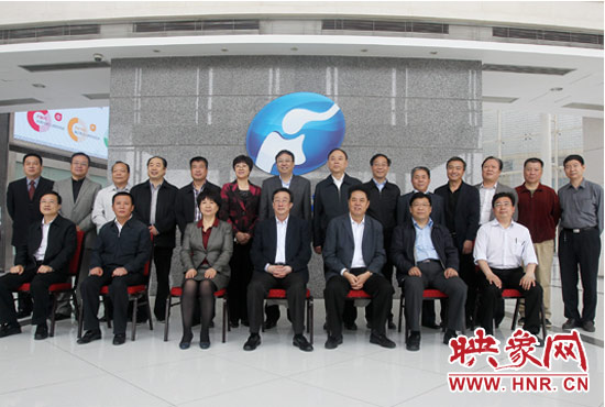 郭庚茂等省領(lǐng)導(dǎo)與省廣電局、河南電視臺(tái)的同志們合影