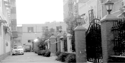 拉警戒線的地方就是高家居住的15號樓。高天峰居住在榮華小區(qū)一棟復(fù)式二層樓，三戶人家各有獨院。榮華小區(qū)一名業(yè)主供圖