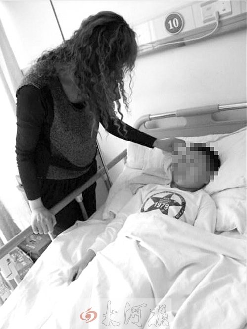 老師持掃帚打?qū)W生30分鐘 一個(gè)班20個(gè)同學(xué)被打過(guò)