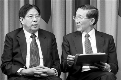 昨天凌晨,菲駐臺北馬尼拉經(jīng)濟(jì)文化辦事處代表白熙禮(左)與臺灣外事部門負(fù)責(zé)人林永樂在臺北共同舉行記者會。圖/CFP