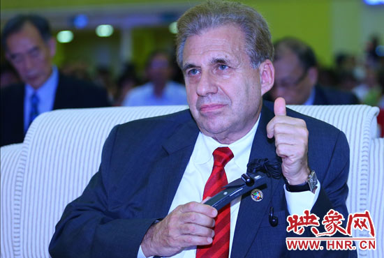 聽到關(guān)于鄭州航空港經(jīng)濟(jì)綜合實(shí)驗(yàn)區(qū)的介紹，約翰.卡薩達(dá)博士豎起了大拇指