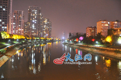 夜幕下的玉帶河，風(fēng)景很好，但是臭氣熏天。