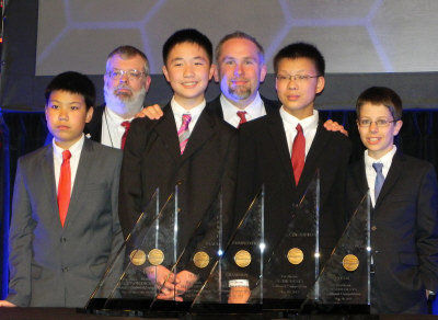 孫嘯秋(右二)與獲得團(tuán)體組冠軍的隊(duì)友任昊淼(前左一)、林浩然(前左二)、Matthew Lipman