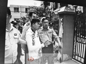 吳強(qiáng)指認(rèn)現(xiàn)場(翻拍),他是高胖雇用的殺手之一。