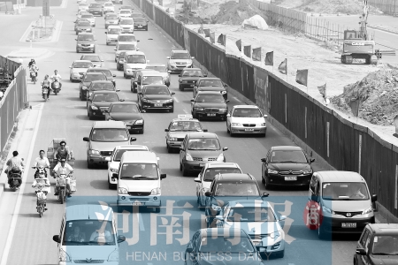 因施工封路，中州大道上的車輛行駛緩慢 王春勝/攝