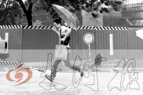 鄭州經(jīng)三路與北環(huán)交叉口處，積水較深，行人們不得不“練輕功”。 記者 白周峰 攝影