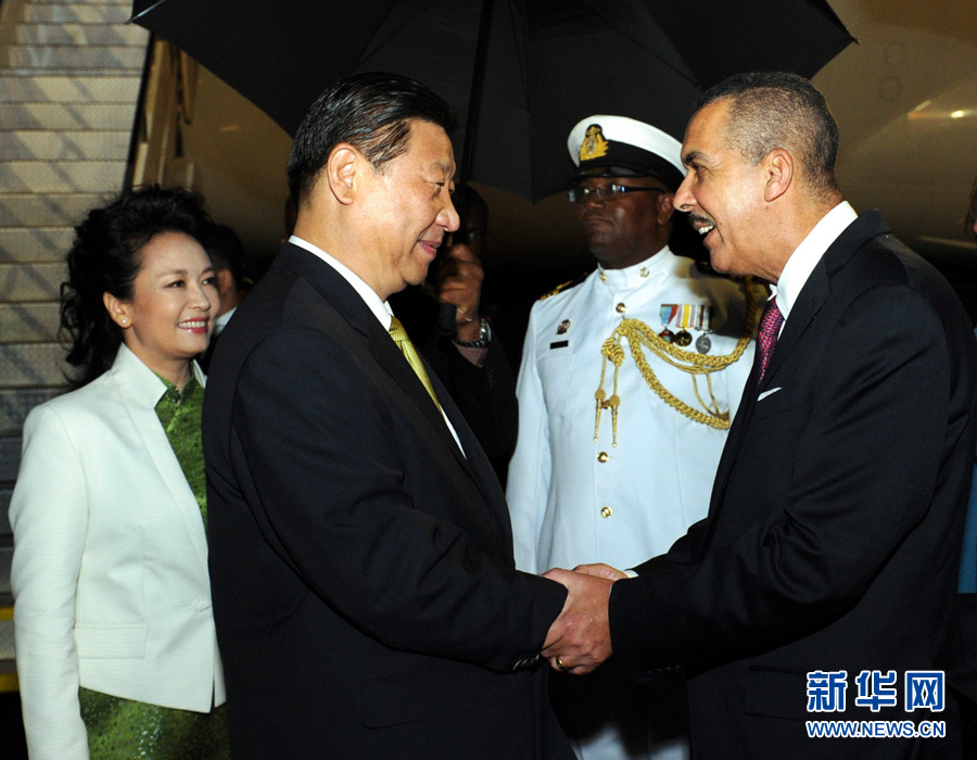 特立尼達(dá)和多巴哥總統(tǒng)卡莫納夫婦、總理比塞薩爾等到機(jī)場迎接習(xí)近平和夫人彭麗媛。饒愛民 攝