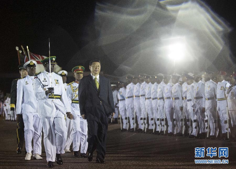 這是習(xí)近平主席檢閱儀仗隊(duì)。 蘭紅光 攝