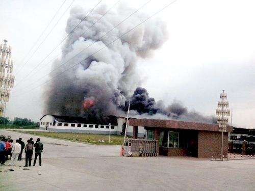 現(xiàn)場濃煙滾滾。