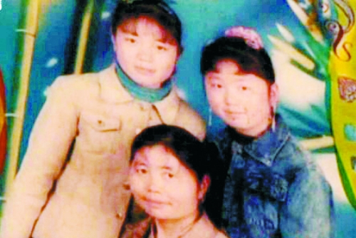 兩個(gè)女兒已長(zhǎng)大成人,妻子也已歸來(lái),這個(gè)分離12年的家庭,離幸福越來(lái)越近(翻拍)。