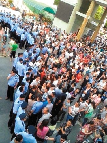 　考生家長圍堵在考點門口。 網(wǎng)絡截圖