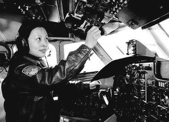 王亞平開飛機(jī)時照片