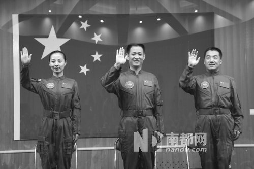 神舟十號(hào)航天員王亞平(左)、聶海勝(中)、張曉光(右)。 新華社發(fā)