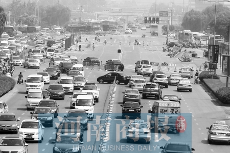 花園路封道施工，通行不暢 王春勝/攝