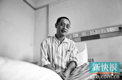 在病床上,趙海濱看起來(lái)比原先照片里消瘦了很多,雖然戴著一副近視眼鏡,卻掩飾不住鏡框后面發(fā)黑的眼圈。新快報(bào)記者孫毅/攝