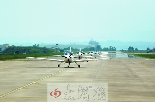 　排隊等待起飛的飛機(jī)