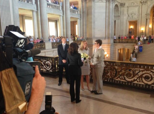 同性伴侶斯蒂爾和克里斯汀在舊金山市政廳舉行婚禮，這是自2008年加州8號(hào)提案通過(guò)以來(lái)，加州的首場(chǎng)同性婚禮。