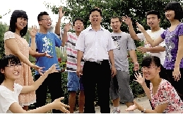 同學(xué)們用手臂連成光環(huán)，把班主任老師圍起來(lái)，表達(dá)對(duì)他的敬意和謝意。