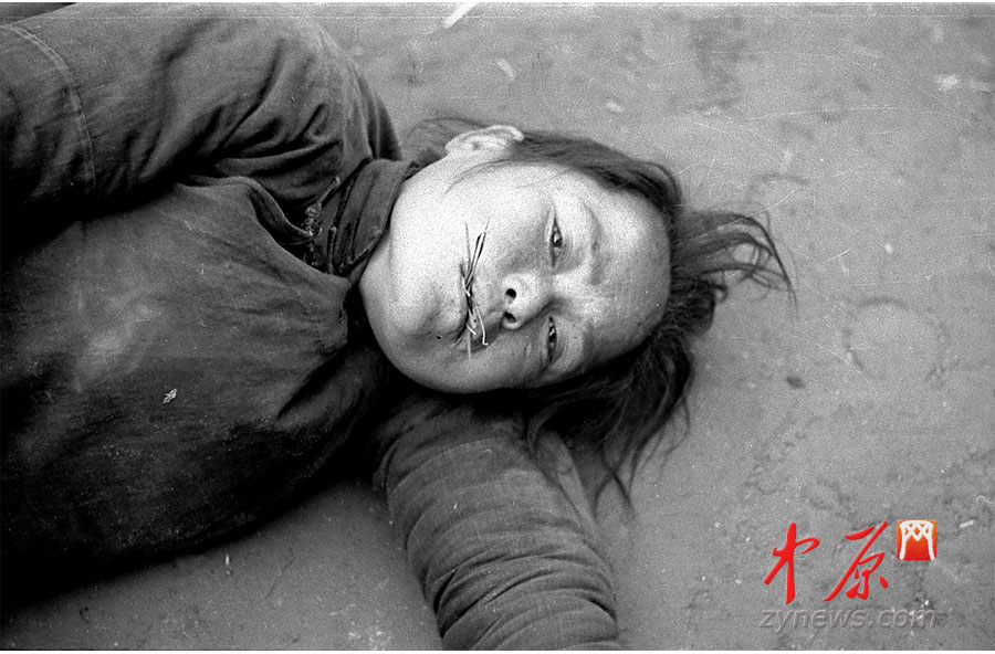 饑荒受災(zāi)者，她嘴里咬了幾根草