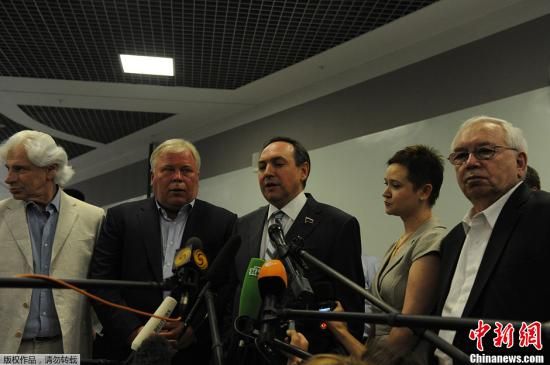 據(jù)外媒報(bào)道，美國“棱鏡”監(jiān)控計(jì)劃泄密者愛德華·斯諾登于莫斯科時(shí)間7月12日在莫斯科謝列梅捷沃機(jī)場與多家人權(quán)機(jī)構(gòu)代表人士舉行會(huì)談。圖為參加會(huì)談的人權(quán)代表接受媒體采訪。