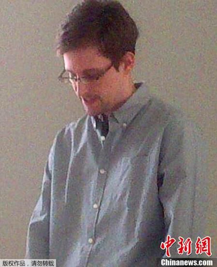 據(jù)外媒報(bào)道，美國“棱鏡”監(jiān)控計(jì)劃泄密者愛德華·斯諾登于莫斯科時(shí)間7月12日在莫斯科謝列梅捷沃機(jī)場與多