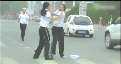 兩名“女交警”馬路中央廝打。圖/東方IC