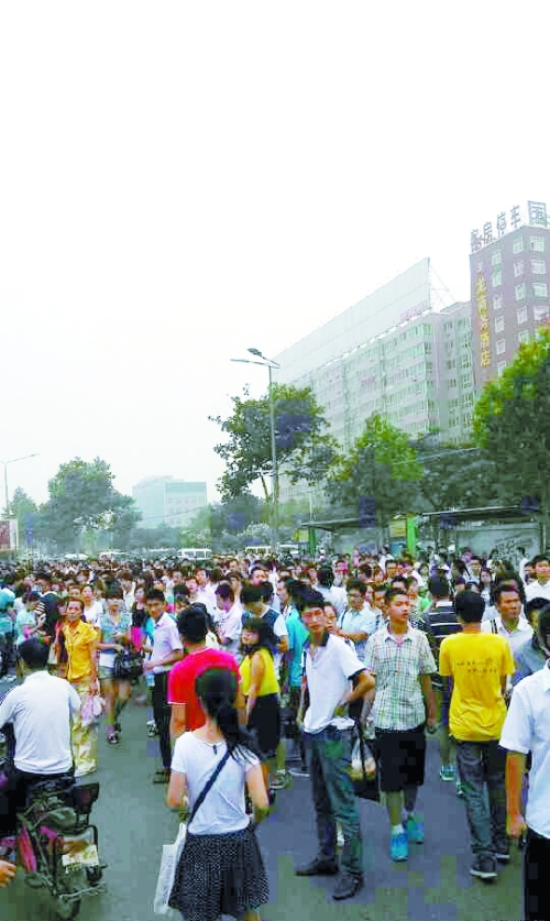 　早高峰等公交，場面蔚為壯觀（網(wǎng)友供圖）。