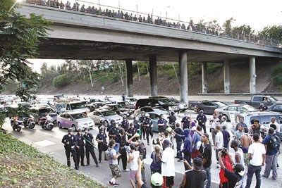 地點(diǎn):美國(guó)洛杉磯。大批警察和示威者正在對(duì)峙