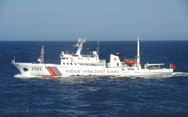 24日在釣魚島附近海域巡航的中國海警船。