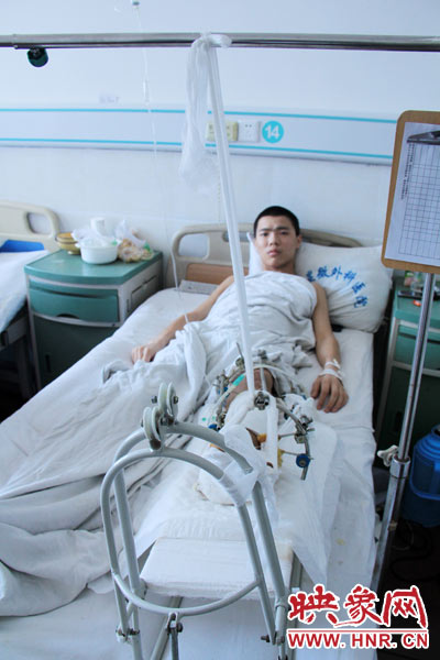 “如果有人肯幫我出4萬元的醫(yī)藥費，我愿意為他免費工作3年，多苦多累都行?！?月26日，躺在病床里上的