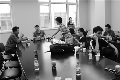 昨日，什剎海街道辦事處第四會(huì)議室，“什剎海女童練攤父親被打”事件的通氣會(huì)現(xiàn)場。