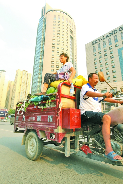 多賣瓜，瓜農(nóng)在烈日下奔波忙碌。