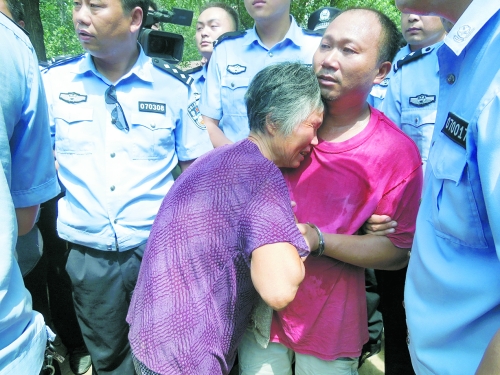 潛逃23年，歸案之時再見父母，最不能承受的究竟是誰？