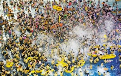 29日，湖北省武漢市，近日江城暑熱難解，人們紛紛前往水上樂園解暑，由于人數(shù)眾多，形成了“下餃子”的壯觀場面。圖/CFP