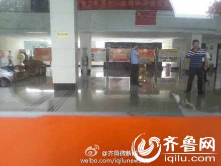 8月8號(hào)下午14時(shí)許，一女子在山東省衛(wèi)生廳辦公大樓三樓的一間辦公室內(nèi)，被一名年輕男子劫持。