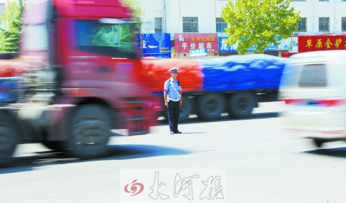 連霍高速受橋梁爆破影響禁止通車，310國道車流量迅速增加，當(dāng)?shù)亟痪块T安排大量警力保障道路暢通。