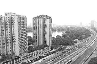 昨日，人濟(jì)山莊小區(qū)，與其他樓相比，B棟樓頂層天臺(tái)上違規(guī)建造了一棟兩層小樓，假山大樹(shù)俱全。新京報(bào)記者