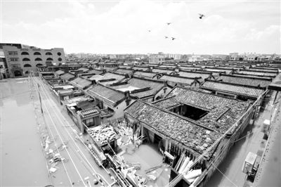 19日，廣東汕頭潮陽區(qū)和平鎮(zhèn)出現(xiàn)水浸現(xiàn)象。連日來，廣東省汕頭市潮陽區(qū)、潮南區(qū)普降暴雨。新華社發(fā)